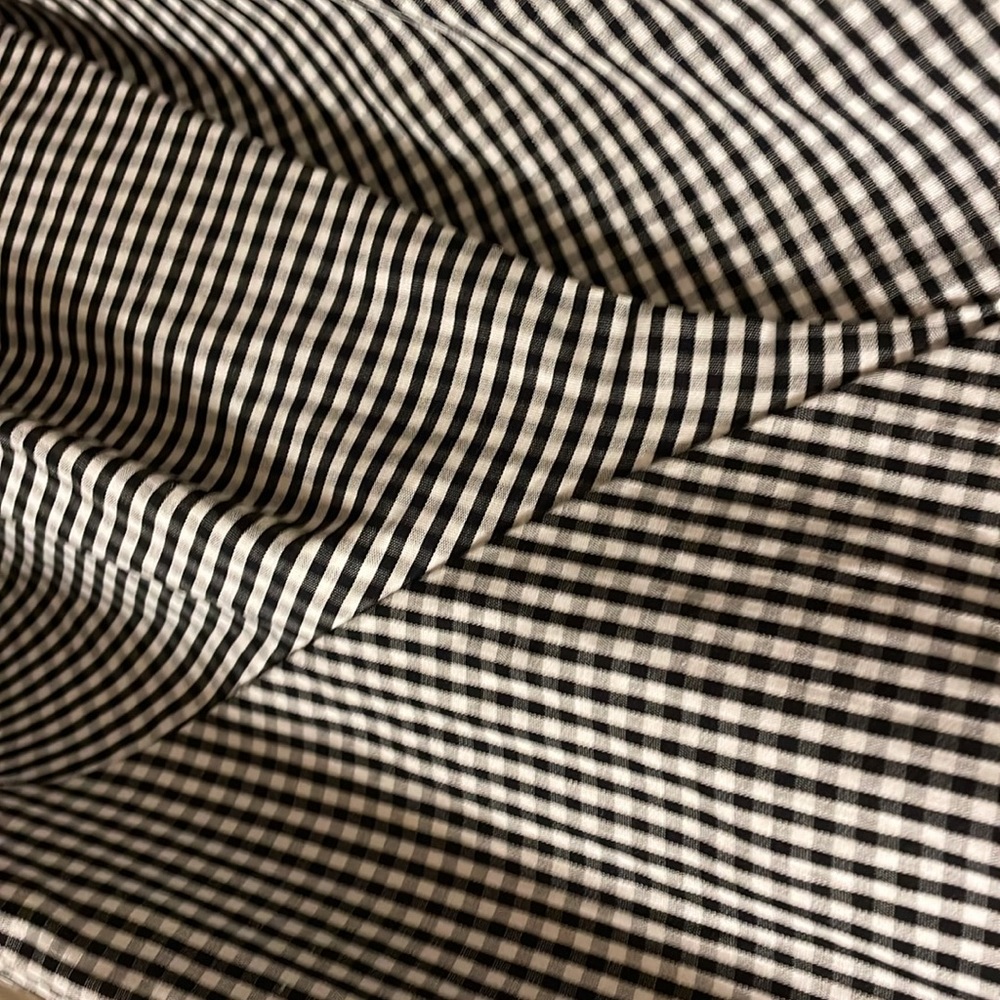 Mid length skirt. Lined . Ruffled . - Picture 3 of 4